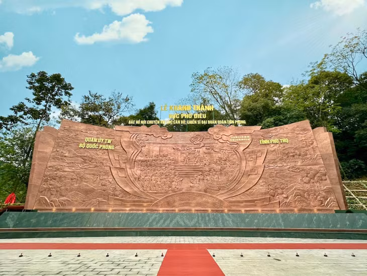 Bức phù điêu bằng đồng đỏ ở Khu di tích đền Hùng được khánh thành