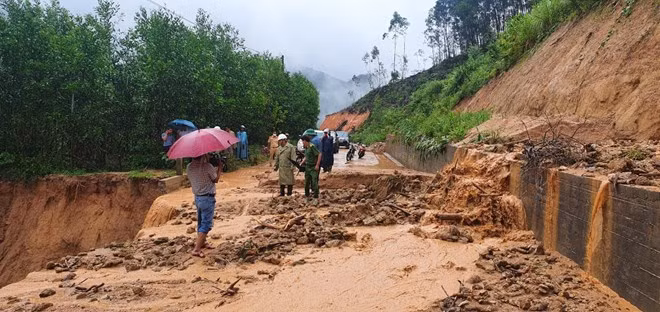 Cảnh báo lũ quét, sạt lở đất, sụt lún từ Quảng Nam đến Bình Định.