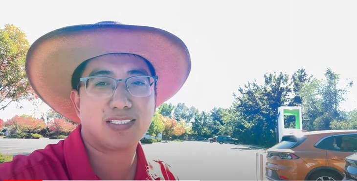 Anh Nguyễn Đức Thịnh dừng nghỉ tại trạm sạc điện trong ngày đầu tiên của hành trình. Ảnh chụp màn hình