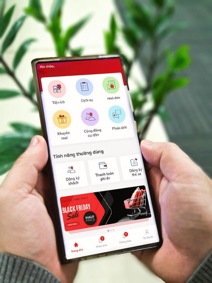Ứng dụng trên điện thoại giúp cư dân thuận tiện khi trao đổi và đặt dịch vụ
