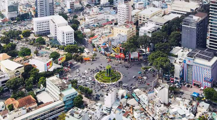 Vòng xoay công trường Dân Chủ