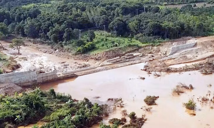 Mưa lớn và lũ quét gây sập tường bêtông của Nhà máy Thủy điện Ia Glae 2 ở huyện Chư Prông