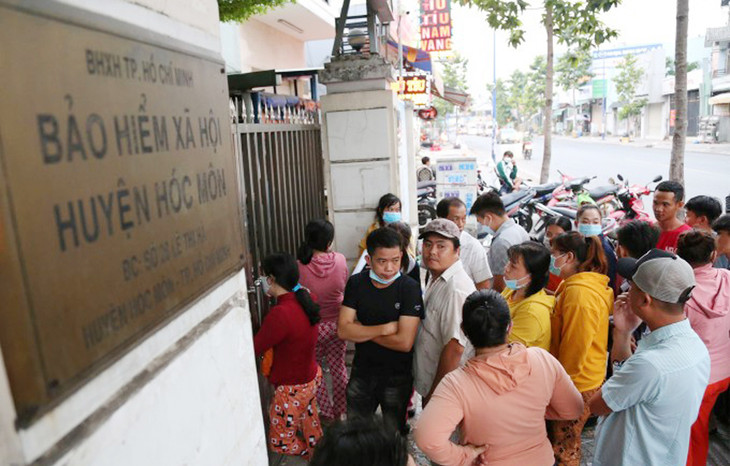 Lao động chờ làm hồ sơ rút BHXH một lần tại TP.HCM