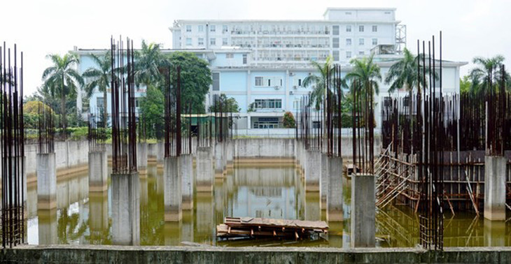 Dự án Khu dịch vụ chất lượng cao Bệnh viện Đa khoa tỉnh Quảng Ngãi sau gần 6 năm triển khai, chỉ làm xong phần móng rồi bỏ hoang cho đến nay