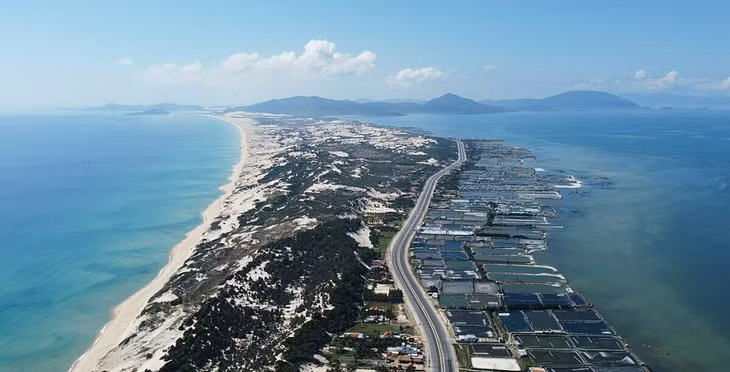 Một góc Khu kinh tế Vân Phong trên cao