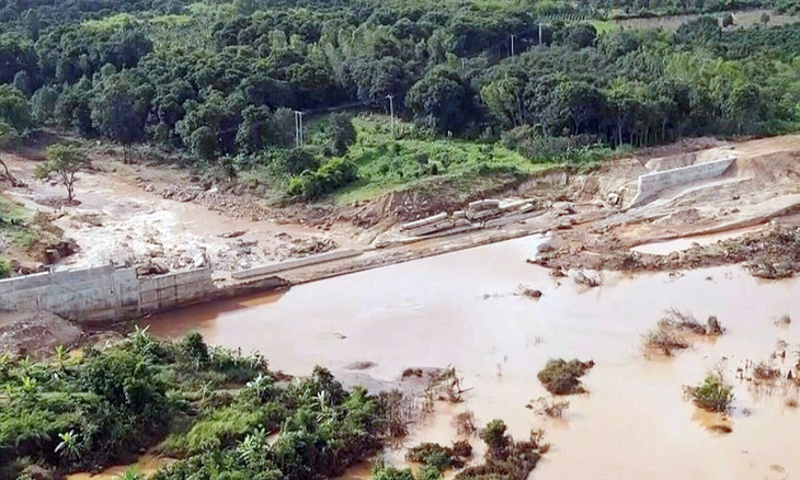 Mưa lớn và lũ quét gây sập tường bêtông của Nhà máy Thủy điện Ia Glae 2 ở huyện Chư Prông