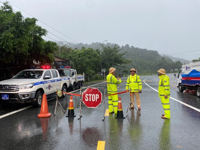 Lực lượng chức năng đã cho phương tiện lưu thông nhưng vẫn bố trí các chốt trực phân luồng