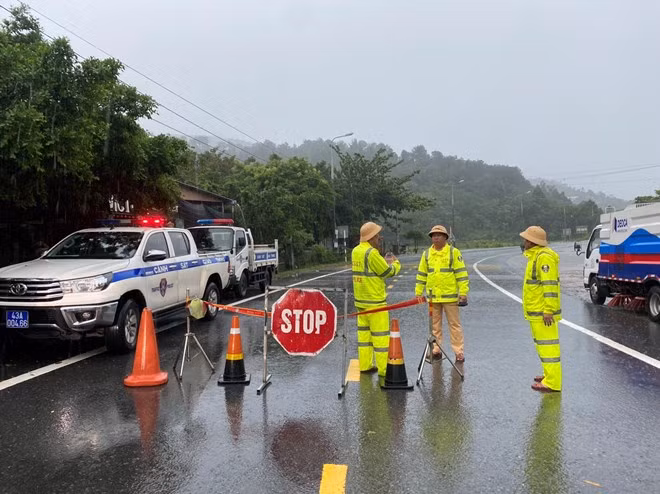 Lực lượng chức năng đã cho phương tiện lưu thông nhưng vẫn bố trí các chốt trực phân luồng