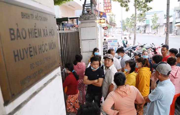 Lao động chờ làm hồ sơ rút BHXH một lần tại TP.HCM