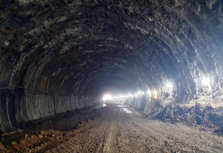 14h ngày 14/10, hầm Thần Vũ dài 1,13 km, xuyên qua núi Thần Vũ trên cao tốc Bắc Nam đã thông