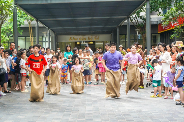 Những nụ cười hân hoan trước sảnh khu Sapphire - khu đô thị TNR Goldmark City khi các bạn nhỏ chinh phục thử thách nhảy bao bố. Ảnh: TNPM