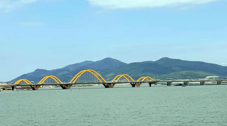 Cầu Tình Yêu bắc qua vịnh Cửa Lục được đưa vào sử dụng từ đầu năm 2022