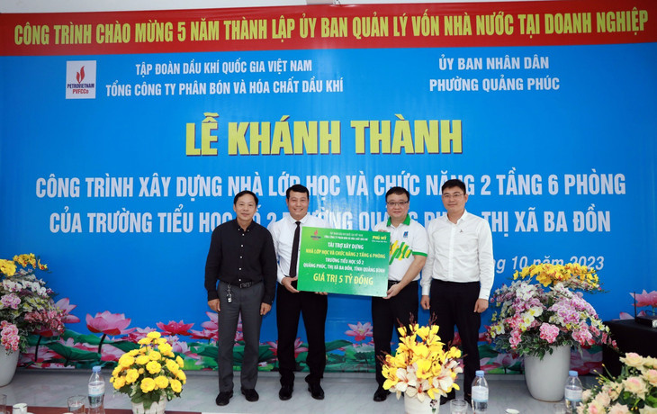 Đại diện PVFCCo trao biểu tượng tài trợ xây dựng nhà lớp học và chức năng của trường Tiểu học số 2, Ba Đồn, Quảng Bình.