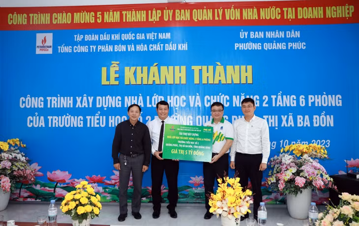 Đại diện PVFCCo trao biểu tượng tài trợ xây dựng nhà lớp học và chức năng của trường Tiểu học số 2, Ba Đồn, Quảng Bình.