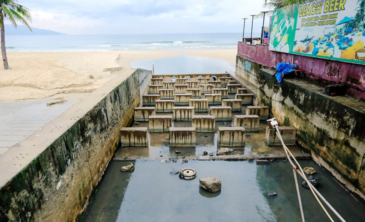 Cống xả thải cạnh Dự án Dana Beach nước đen ngòm chảy ra biển Cống xả thải cạnh Dự án Dana Beach nước đen ngòm chảy ra biển
