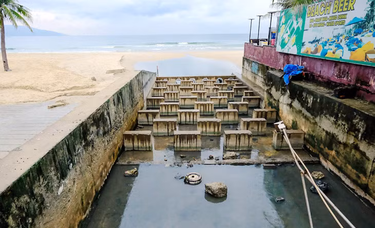 Cống xả thải cạnh Dự án Dana Beach nước đen ngòm chảy ra biển