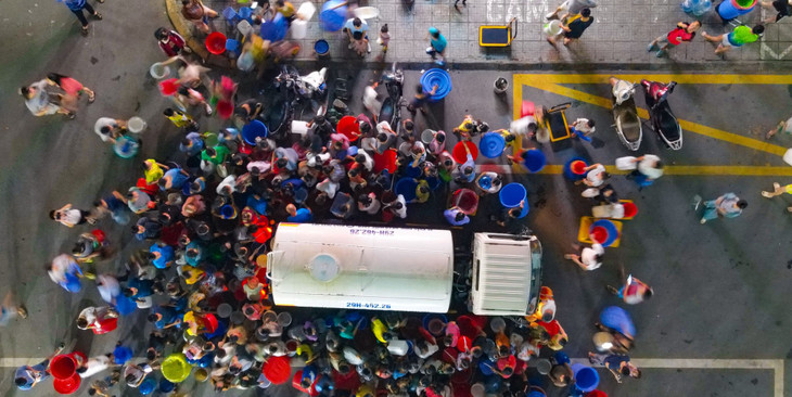 Cư dân khu đô thị Thanh Hà quây kín xe téc đợi lấy nước sạch