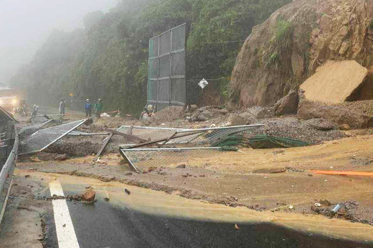 Phần mái taluy dương chảy tràn đất đá xuống đường đèo Hải Vân