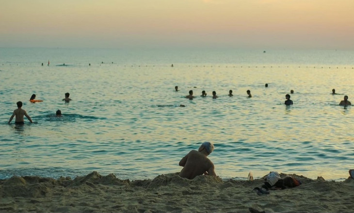 Du khách ngắm bình minh trên bãi biển An Bàng