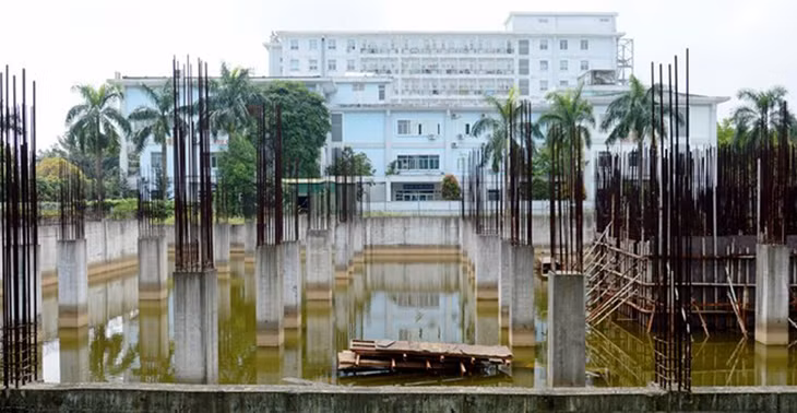 Dự án Khu dịch vụ chất lượng cao Bệnh viện Đa khoa tỉnh Quảng Ngãi sau gần 6 năm triển khai, chỉ làm xong phần móng rồi bỏ hoang cho đến nay