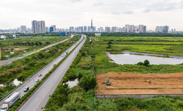 Vào tháng 3 vừa qua, thị trường khu vực Rạch Chiếc nói riêng và TP Thủ Đức nói chung ghi nhận tâm lý đón chờ với dự án khu đô thị Sài Gòn Bình An thuộc phường An Phú. Dự án có quy mô 117,4 ha, nằm tại nút giao giữa đường Đỗ Xuân Hợp và cao tốc Long Thành - Dầu Giây, đối diện với khu đô thị Lakeview City của Novaland. Vào tháng 3 vừa qua, thị trường khu vực Rạch Chiếc nói riêng và TP Thủ Đức nói chung ghi nhận tâm lý đón chờ với dự án khu đô thị Sài Gòn Bình An thuộc phường An Phú. Dự án có quy mô 117,4 ha, nằm tại nút giao giữa đường Đỗ Xuân Hợp và cao tốc Long Thành - Dầu Giây, đối diện với khu đô thị Lakeview City của Novaland.