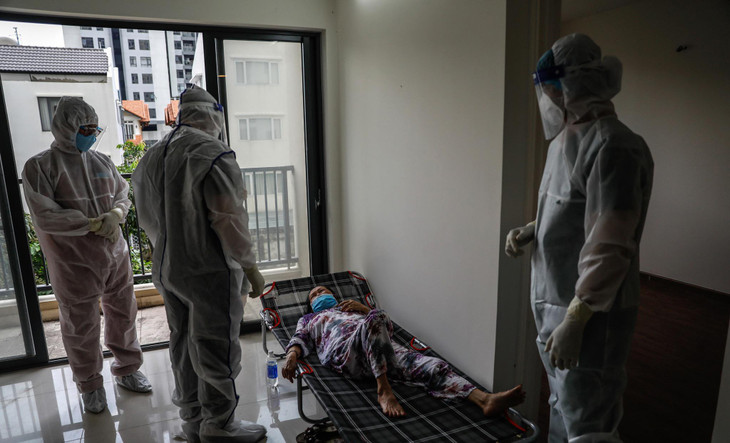 &quot;F0 vào bệnh viện dã chiến thường bị ảnh hưởng tâm lý và stress nên đội ngũ y bác sĩ trước khi chữa bệnh phải ổn định tâm lý và là chỗ dựa về tinh thần để các F0 vượt qua bệnh tật&quot;, ông Hoàng chia sẻ.