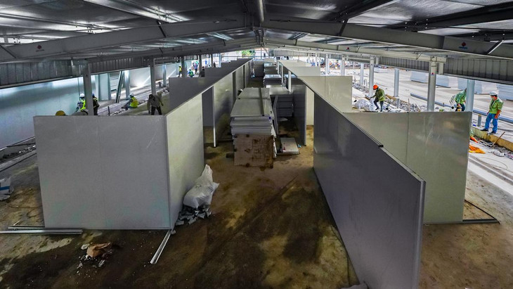 Tại Bệnh viện dã chiến Quận 7, 2 nền đã được lắp vách ngăn và chạy đường điện.