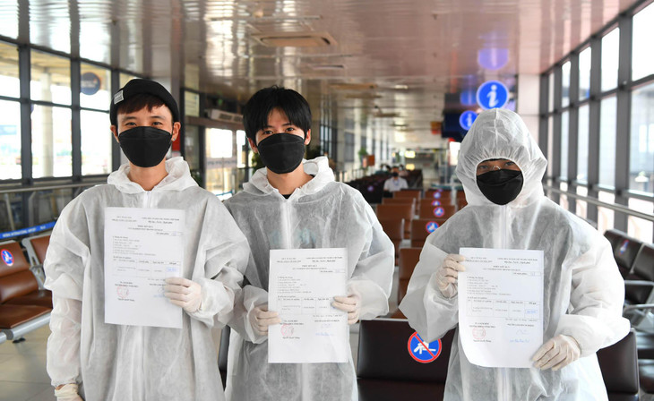 Thu và nhóm bạn của mình đều nhận kết quả âm tính sau lần test nhanh Covid-19. Nhóm bạn này hiện đang sinh sống tại TPHCM ra Hà Nội công tác và trở về nhà trong chuyến bay chiều 14/7.