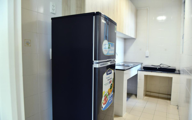 Các vật dụng như tủ lạnh, tivi, bếp đã có sẵn để các nhân viên y tế sử dụng.