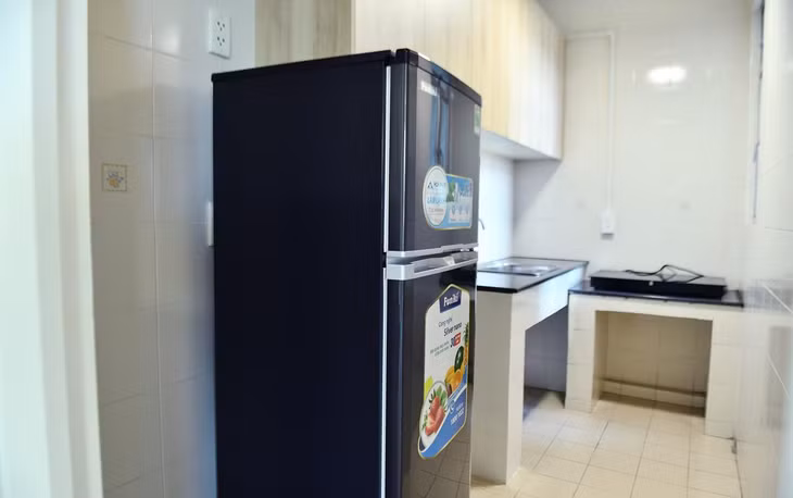 Các vật dụng như tủ lạnh, tivi, bếp đã có sẵn để các nhân viên y tế sử dụng.