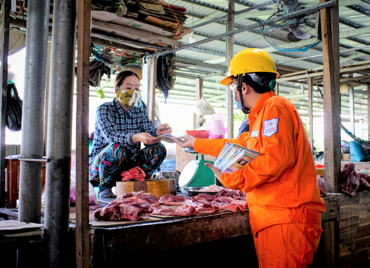Tuyên truyền sử dụng điện an toàn, tiết kiệm tại một khu chợ ở thành phố Châu Đốc trong mùa dịch Tuyên truyền sử dụng điện an toàn, tiết kiệm tại một khu chợ ở thành phố Châu Đốc trong mùa dịch