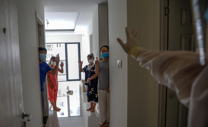 Hơn một giờ lắng nghe chia sẻ, ghi nhận những thiếu sót, những vấn đề chưa kịp đáp ứng tới bệnh nhân… Nhiều F0 đã mở lòng nở nụ cười, an tâm chữa bệnh. &quot;Đó là những điều mà chúng tôi những người thầy thuốc mong chờ nhất&quot;, anh Hoàng chia sẻ.