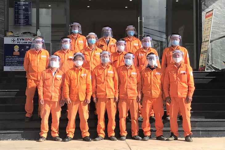 Trước khi công tác hiện trường, công nhân điện lực được bảo hộ y tế đầy đủ để đảm bảo sức khỏe bản thân và khách hàng trong giai đoạn dịch bệnh Trước khi công tác hiện trường, công nhân điện lực được bảo hộ y tế đầy đủ để đảm bảo sức khỏe bản thân và khách hàng trong giai đoạn dịch bệnh