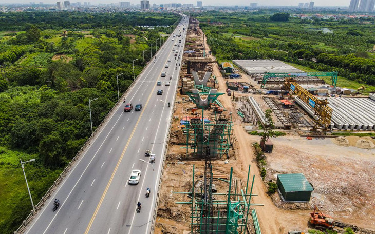 Theo chỉ huy công trường dự án cầu Vĩnh Tuy 2, đến nay, ngoài gói thầu số 5 mới triển khai, cả 4 gói thầu còn lại đã đạt 30-35% khối lượng thi công.