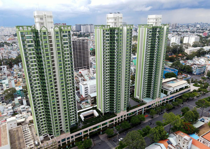 Tòa nhà Thuận Kiều Plaza được khởi công xây dựng năm 1994, do Công ty Xây dựng thương mại Sài Gòn 5 (thuộc Tổng Công ty Địa ốc Sài Gòn) và một doanh nghiệp của Hong Kong liên doanh đầu tư. Đến năm 2015, Thuận Kiều Plaza được Công ty Cổ phần đầu tư An Đông (thuộc Tập đoàn Vạn Thịnh Phát) mua lại và đổi tên thành The Garden Complex.