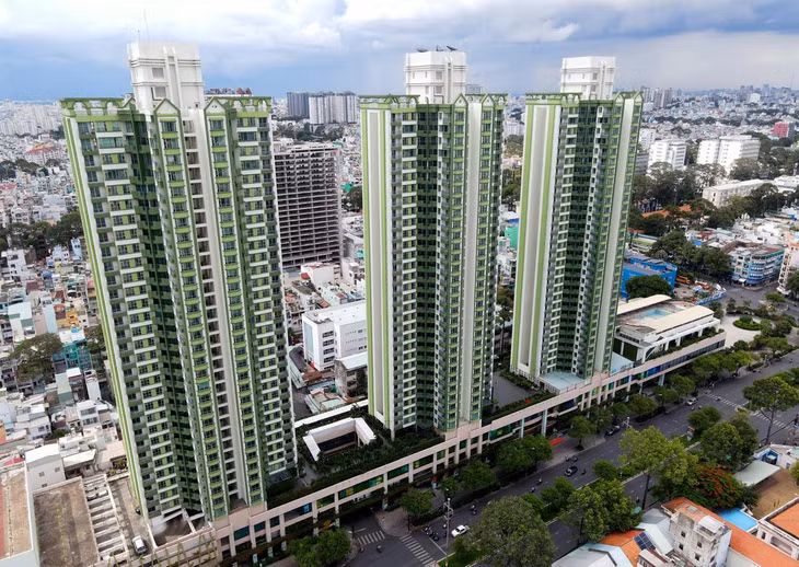 Tòa nhà Thuận Kiều Plaza được khởi công xây dựng năm 1994, do Công ty Xây dựng thương mại Sài Gòn 5 (thuộc Tổng Công ty Địa ốc Sài Gòn) và một doanh nghiệp của Hong Kong liên doanh đầu tư. Đến năm 2015, Thuận Kiều Plaza được Công ty Cổ phần đầu tư An Đông (thuộc Tập đoàn Vạn Thịnh Phát) mua lại và đổi tên thành The Garden Complex.