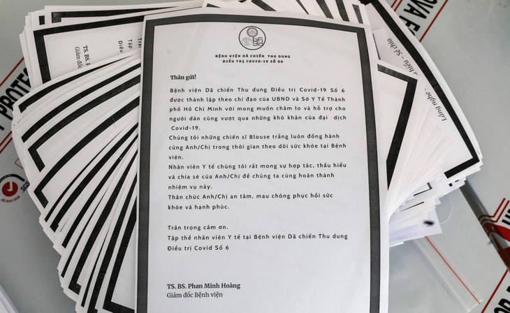 Lãnh đạo bệnh viện đã gõ cửa từng phòng để lắng nghe tâm tư, nguyện vọng của từng bệnh nhân, gửi tới họ bức tâm thư chứa đựng chia sẻ, tâm huyết chung của toàn bộ cán bộ, y bác sĩ và đội ngũ hỗ trợ đang làm việc tại bệnh viện.