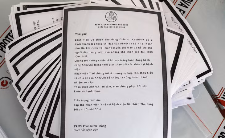Lãnh đạo bệnh viện đã gõ cửa từng phòng để lắng nghe tâm tư, nguyện vọng của từng bệnh nhân, gửi tới họ bức tâm thư chứa đựng chia sẻ, tâm huyết chung của toàn bộ cán bộ, y bác sĩ và đội ngũ hỗ trợ đang làm việc tại bệnh viện.