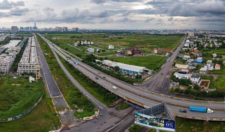 Mặc dù có lợi thế về hạ tầng kết nối cũng như quỹ đất rộng lớn, các dự án bất động sản phát triển tại đây lại được triển khai "nhỏ giọt", không đạt tiến độ kỳ vọng. Mặc dù có lợi thế về hạ tầng kết nối cũng như quỹ đất rộng lớn, các dự án bất động sản phát triển tại đây lại được triển khai "nhỏ giọt", không đạt tiến độ kỳ vọng.