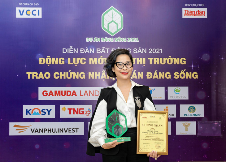 Phó Tổng giám đốc Công ty Cổ phần Quản lý Khách sạn Flamingo (FHG) – bà Phạm Thị Thanh Hương nhận giải “Khu nghỉ dưỡng được yêu thích nhất” cho Flamingo Cát Bà