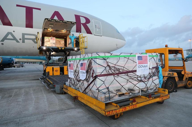 Máy bay chở vaccine do Mỹ viện trợ hạ cánh ở Việt Nam