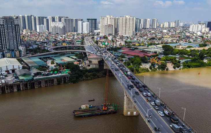 Phía quận Hai Bà Trưng đã có sẵn mối chờ. Nhà thầu cho biết cơ quan chức năng đang khảo sát hiện trạng để sớm phá dỡ 2 trụ cầu tạm trong thời gian tới. Cầu Vĩnh Tuy 2 được kỳ vọng sẽ giảm tải cho cầu Vĩnh Tuy 1 vốn thường xuyên ùn tắc vào các khung giờ cao điểm trong ngày.