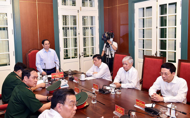 Thủ tướng chỉ đạo và động viên với 63 tỉnh, thành, 7 quân khu qua hình thức kết nối trực tuyến tại đầu cầu Trung tâm chỉ huy chiến dịch. - Ảnh: VGP