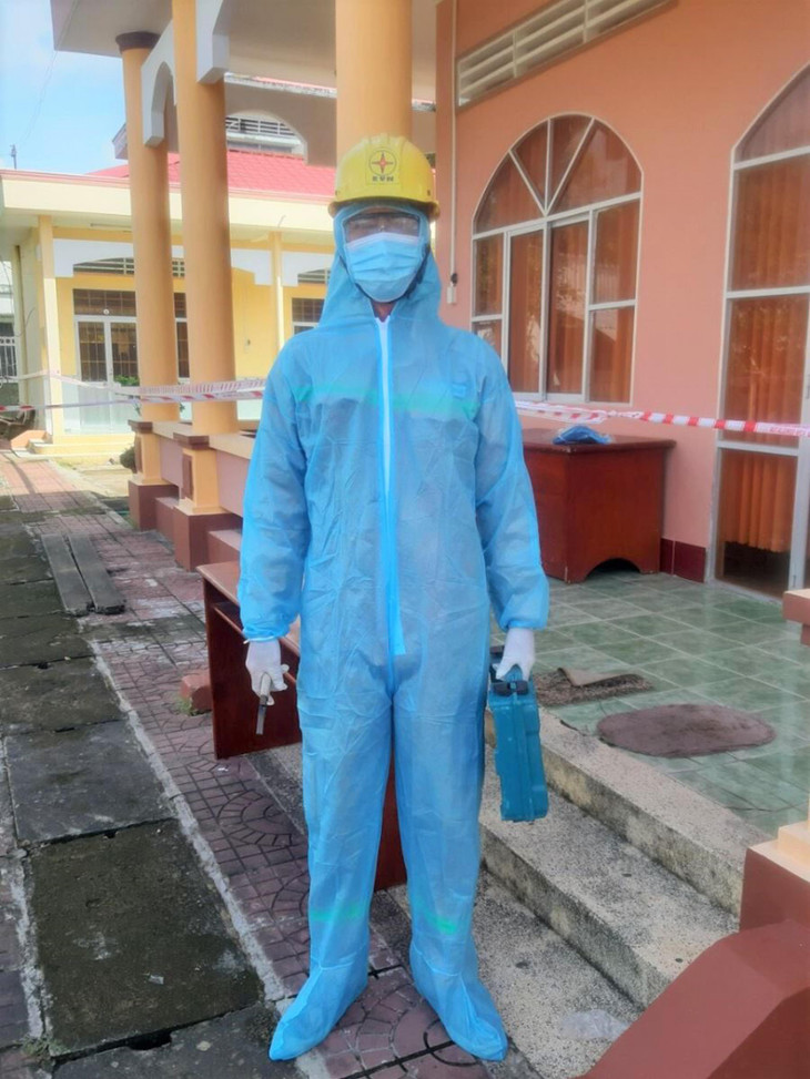 Trang bị y tế phòng dịch của công nhân điện trước khi đến làm việc với khách hàng Trang bị y tế phòng dịch của công nhân điện trước khi đến làm việc với khách hàng