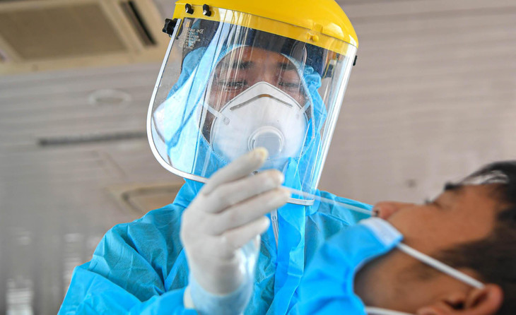 Anh Nguyễn Xuân Trường, (36 tuổi, nhân viên y tế thực hiện việc lấy mẫu tại Trung tâm y tế huyện Sóc Sơn) đã trải qua gần 5 ngày xét nghiệm nhanh cho hành khách tại nhà ga T1 cho biết, trung bình mỗi ngày có khoảng 350 khách thực hiện việc lấy mẫu, đông nhất là vào khoảng 10-13h giờ do các chuyến bay từ Hà Nội đi TPHCM thường rơi vào khung giờ này.