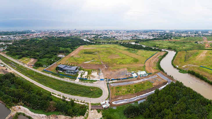 Dự án Saigon Sports City dự kiến cung cấp cho thị trường bất động sản TP.HCM 4.300 căn hộ cao cấp, bên cạnh tổ hợp thể thao, trung tâm giải trí... với tổng vốn đầu tư lên đến 500 triệu USD. Theo thiết kế, dự án nhà ở có tổng cộng 10 tòa chung cư, mỗi tòa được thiết kế tối đa là 30 tầng. Tuy nhiên, đến nay dự án vẫn gần như bất động sau 2 năm động thổ. Dự án Saigon Sports City dự kiến cung cấp cho thị trường bất động sản TP.HCM 4.300 căn hộ cao cấp, bên cạnh tổ hợp thể thao, trung tâm giải trí... với tổng vốn đầu tư lên đến 500 triệu USD. Theo thiết kế, dự án nhà ở có tổng cộng 10 tòa chung cư, mỗi tòa được thiết kế tối đa là 30 tầng. Tuy nhiên, đến nay dự án vẫn gần như bất động sau 2 năm động thổ.