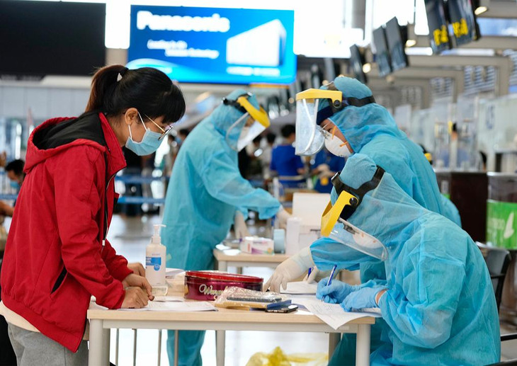 Hành khách lấy mẫu xét nghiệm tại sân bay Hành khách lấy mẫu xét nghiệm tại sân bay