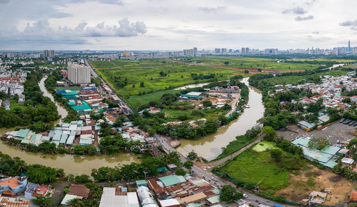 Tuy nhiên, với tốc độ triển khai kém hiệu quả và còn nhiều vướng mắc của nhiều dự án quy mô lớn tại thị trường này, người dân TP.HCM sẽ còn phải chờ đợi một thời gian khá dài cho đến ngày các dự án căn hộ, khu phức hợp tại đây được hoàn thiện và đi vào phục vụ cộng đồng. Tuy nhiên, với tốc độ triển khai kém hiệu quả và còn nhiều vướng mắc của nhiều dự án quy mô lớn tại thị trường này, người dân TP.HCM sẽ còn phải chờ đợi một thời gian khá dài cho đến ngày các dự án căn hộ, khu phức hợp tại đây được hoàn thiện và đi vào phục vụ cộng đồng.