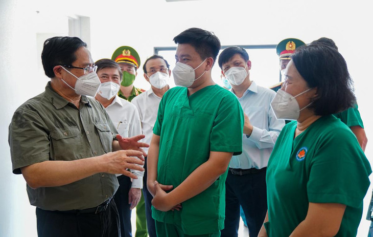 Thủ tướng động viên lực lượng y tá, bác sĩ phụ trách Bệnh viện dã chiến số 6. &quot;Tổ chức thế nào không lây nhiễm từ bệnh nhân ra. Nếu lây nhiễm từ bệnh nhân ra là thất bại&quot;, Thủ tướng nhắc nhở.