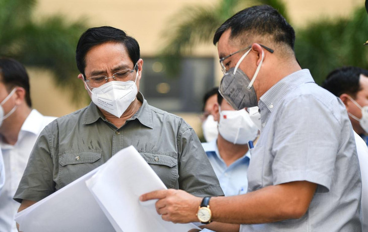 Thủ tướng Phạm Minh Chính xem sơ đồ của khu bệnh viện dã chiến tại TP.Thủ Đức. Báo cáo Thủ tướng, ông Tăng Chí Thượng, Phó giám đốc Sở Y tế, cho biết để chuẩn bị ứng phó cho tình huống xấu, TP.HCM đang lên kế hoạch cho kịch bản tiếp nhận 50.000 ca bệnh. Đến nay, 36.000 giường đã sẵn sàng.